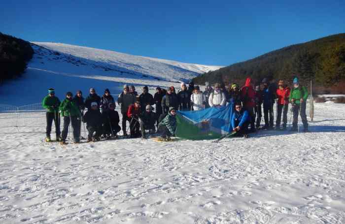 Una treintena de viatoreños pasean en raquetas de nieve por el Puerto de la Ragua
