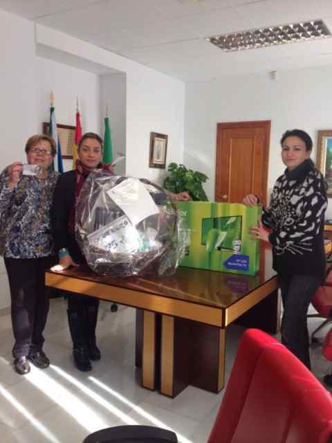El Consistorio entrega las dos cestas de Navidad sorteadas tras la Campaña ‘Haz tus Compras y Consume en los establecimientos de tu pueblo’